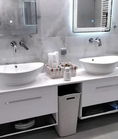 Spacious Modern City Apartment *
